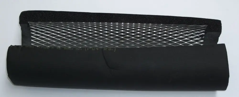 Metallischer Schalldämpfereinsatz mit schwarzem Umrandungsmaterial. Geeignet für Systeme von Daikin und ROTEX, sichtbar ist ein Drahtgitter.